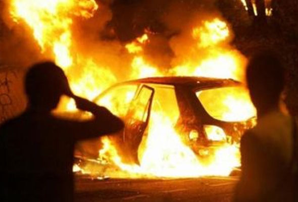 В Херсоне сгорел автомобиль с пассажиром